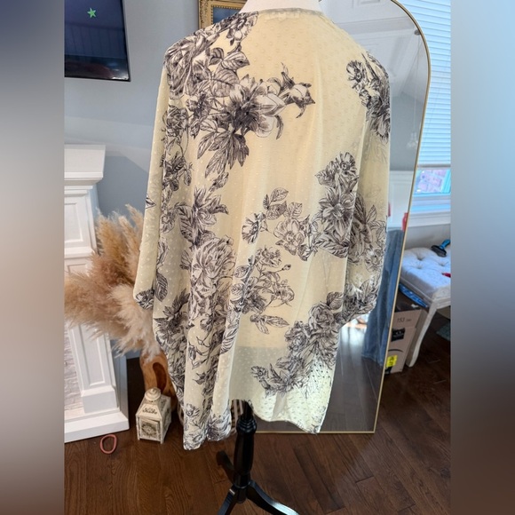 Maurices Ivory  Floral Kimono - Picture 6 of 9